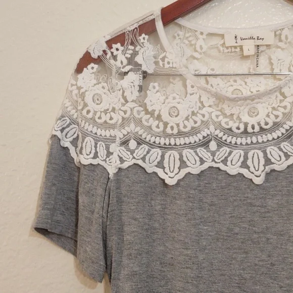 SLIGHTLY USED VANILLA BAY GRAY AND WHITE FLORAL EMBROIDERY SIZE L - Picture 5 of 10